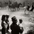 © Eugene Smith, Доктор держит своего трехлетнего сына. Семья наблюдает парад лошадей. Мисис Кериани продолжает бороться с непредсказуемостью рабочего расписания своего мужа.